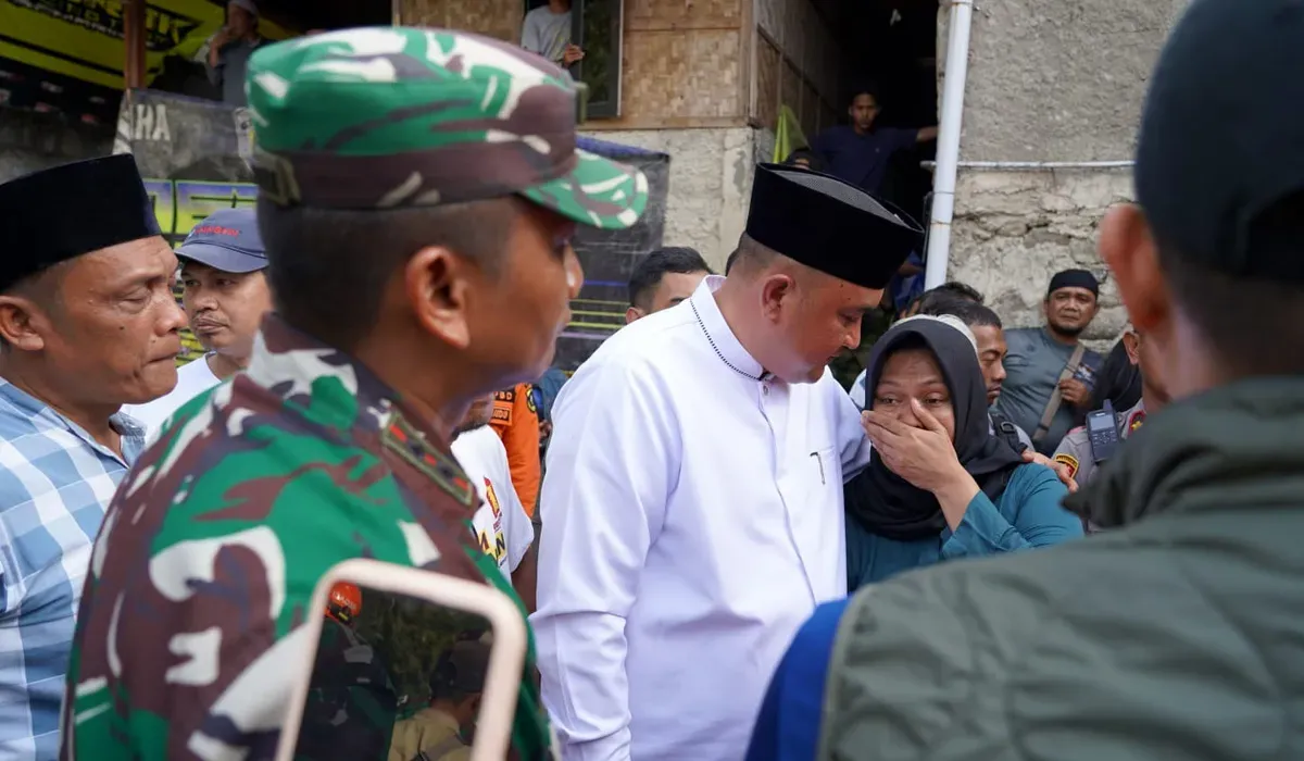 Bupati Bogor, Rudy Susmanto menemui keluarga korban dan menyampaikan duka mendalam atas tragedi ambruknya bangunan majelis taklim di Kampung Ciapus. (Sumber: Dok Humas Pemkab Bogor)