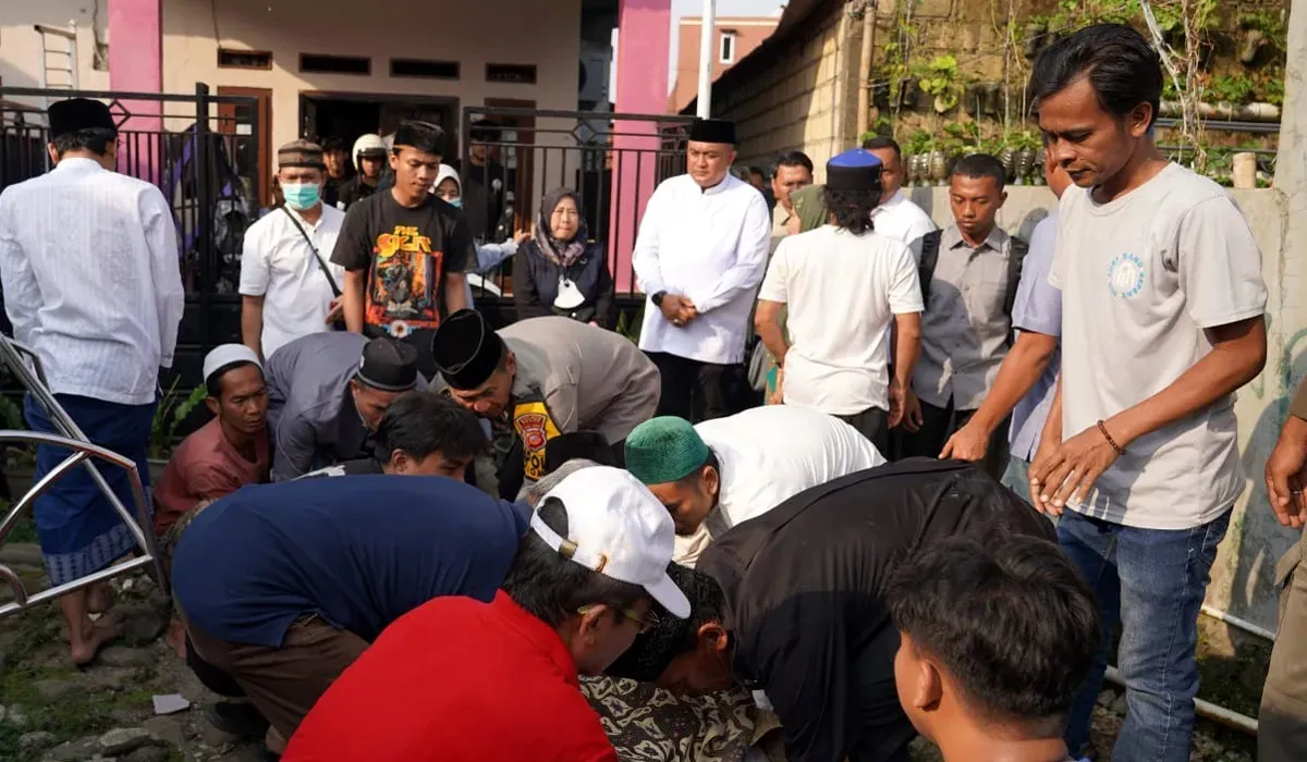 Bupati Bogor, Rudy Susmanto mengawasi langsung penanganan para korban bencana ambruknya bangunan majelis taklim di Kampung Ciapus, Kecamatan Ciomas. (Sumber: Dok Humas Pemkab Bogor)