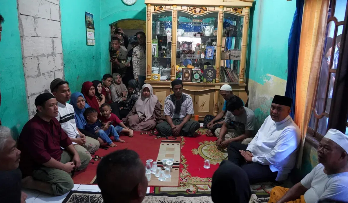 Bupati Bogor, Rudy Susmanto, takziah ke rumah salah satu korban meninggal dalam insiden bangunan majelis taklim ambruk di Kampung Ciapus, Kecamatan Ciomas. (Sumber: Dok Humas Pemkab Bogor)