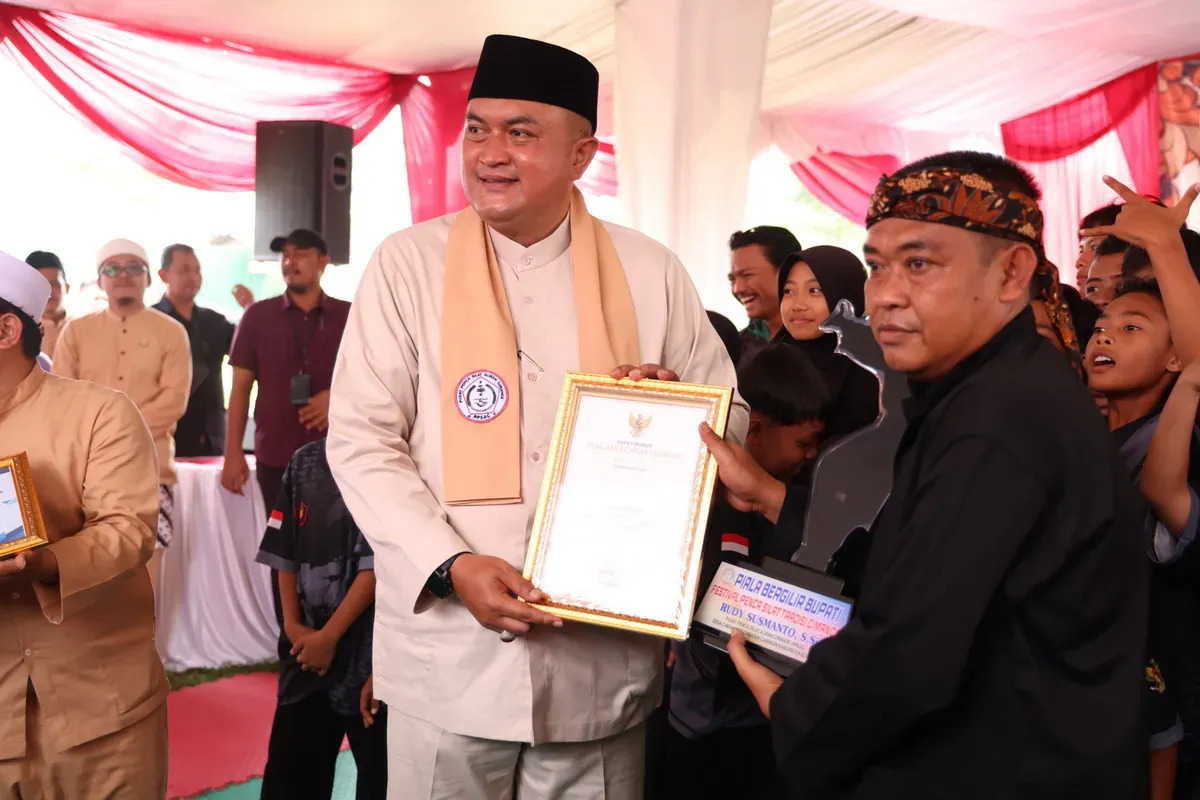 Bupati Bogor, Rudy Susmanto menyerahkan penghargaan saar gelar festival kejuaran pencak silat di Cimande, Kabupaten Bogor. (Sumber: Dok. Pemkab Bogor)