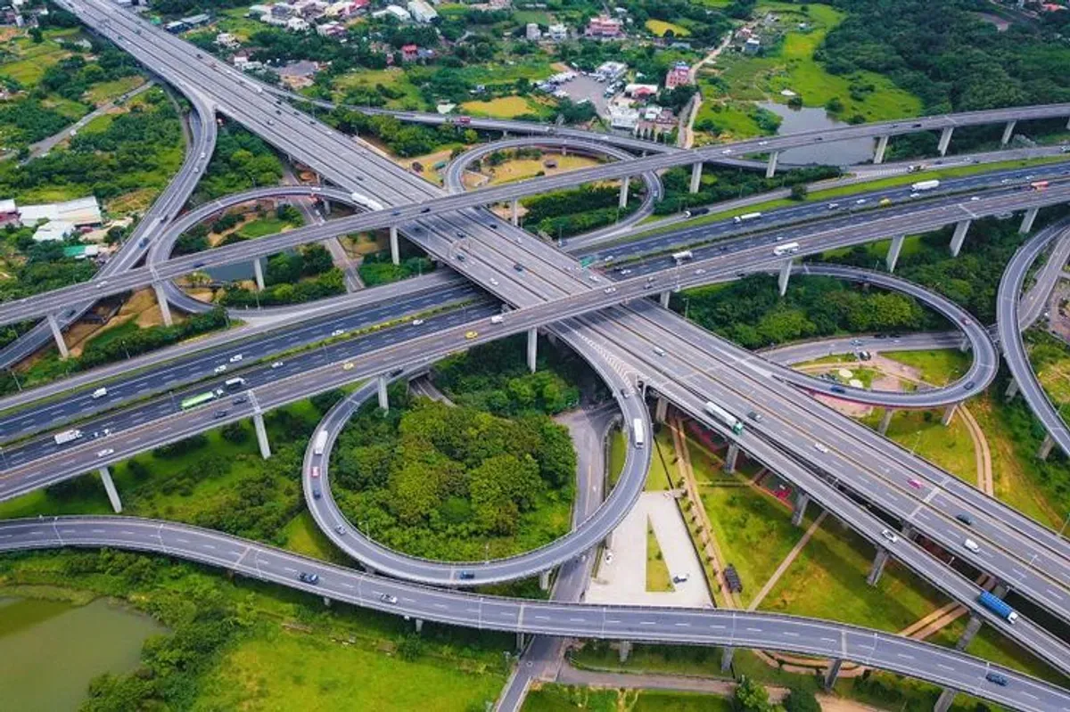 Pembangunan Jalan Tol Kamal–Teluk Naga–Rajeg senilai Rp23,22 triliun yang ditargetkan rampung pada 2026 akan memangkas waktu tempuh Jakarta–Banten dan mendukung konektivitas Bandara Soekarno–Hatta. (Sumber: Pinterest)