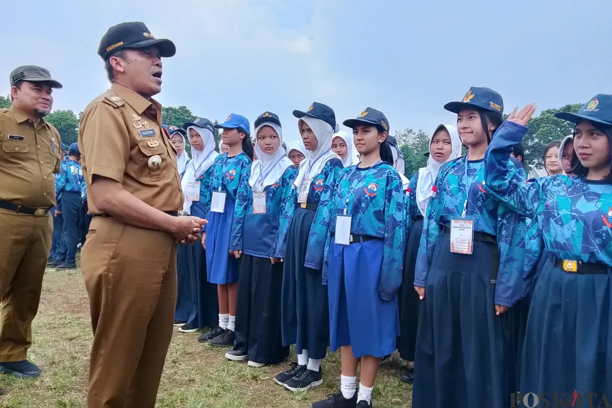 Wali Kota Cimahi, Ngatiyana memberikan semangat kepada para siswa dan siswi SMPN se- Kota Cimahi di Lapangan Pusdikjas AD, Cimahi Tengah, Senin, 8 September 2025. (Sumber: Poskota/Gatot Poedji Utomo)