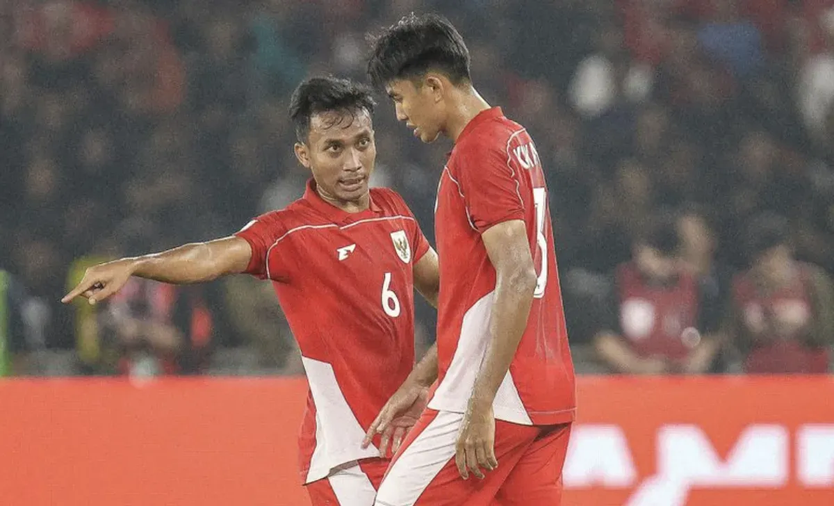 Pelatih Persib Bandung Sampaikan Pesan Khusus untuk Dua Pemain Muda: Kakang Rudianto dan Robi Darwis (Sumber: Dok/Persib)