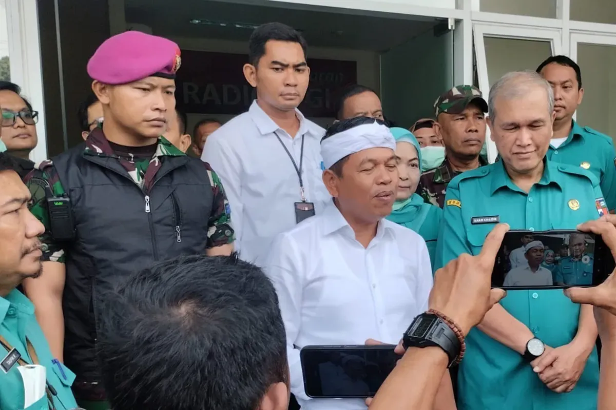Gubernur Jabar, Dedi Mulyadi mengunjungi para korban terdampak bangunan ambruk di Ciomas, Kabupaten Bogor. (Sumber: Dok. Istimewa)