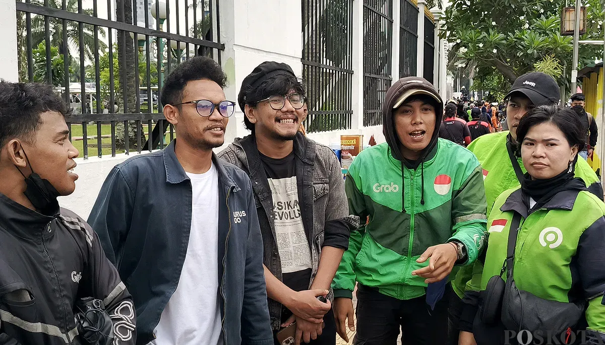 CEO Malaka Project, Ferry Irwandi (ketiga dari kiri), saat ditemui saat aksi demonstrasi di Jalan Gatot Subroto, Jakarta Pusat. (Sumber: POSKOTA | Foto: Ali Mansur)
