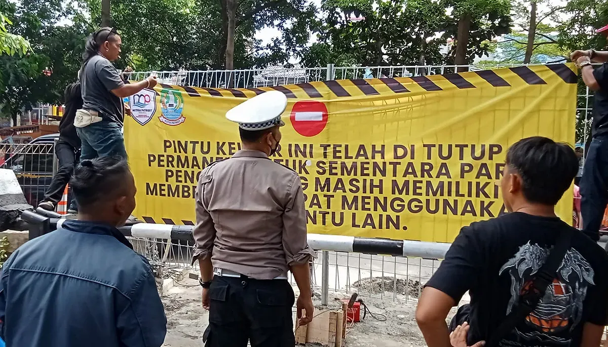 PT Mitra Patriot menutup permanen gate milik Paguyuban Ruko Sentra Niaga Kalimalang (RSNK) di Jalan Tawes Raya, Bekasi Selatan, Kota Bekasi, Senin 8 September 2025. (Sumber: Istimewa)