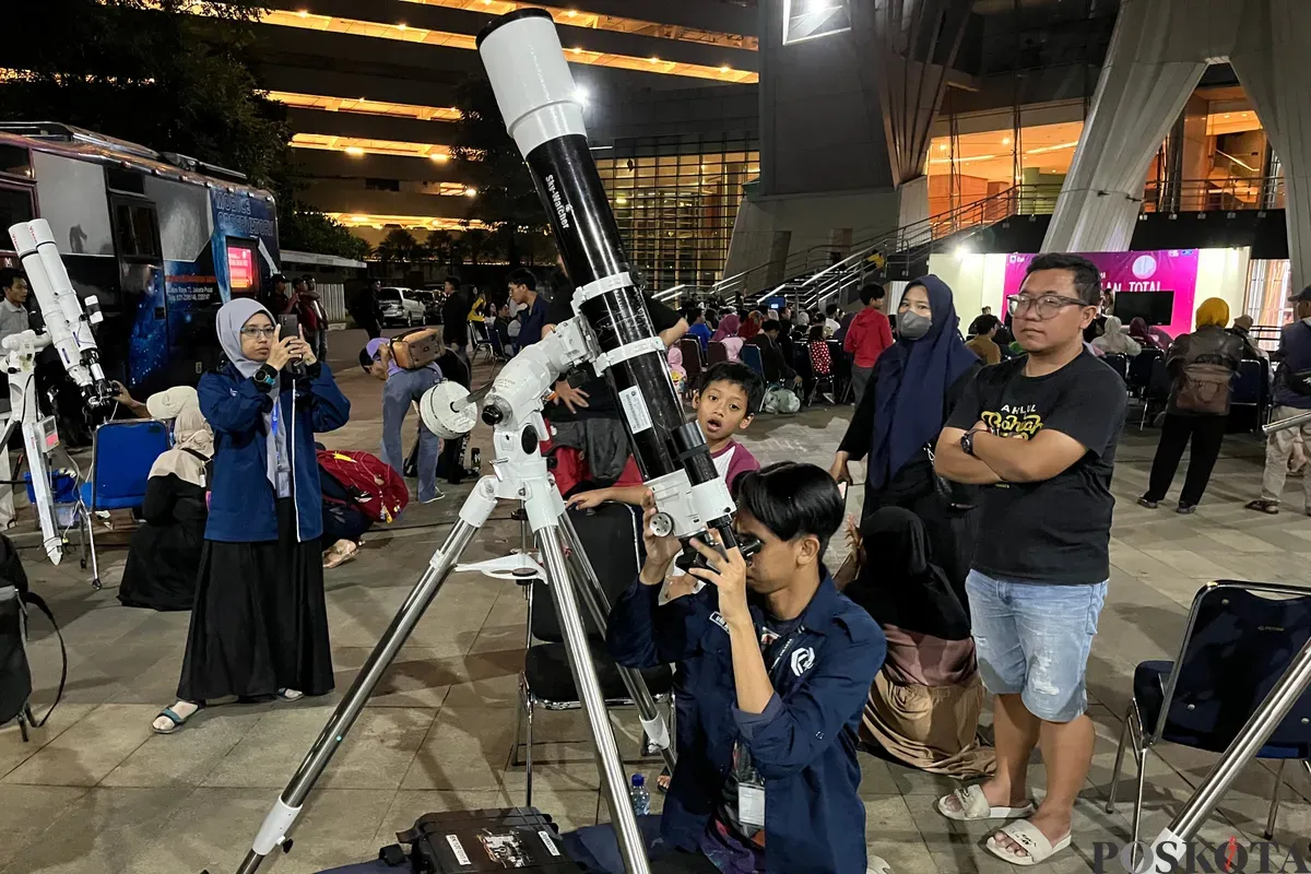 Masyarakat menyaksikan gerhana bulan dengan menggunakan teleskop di kawasan Taman Ismail Marzuki, Cikini, Menteng, Jakarta Pusat, Minggu, 7 September 2025. (Sumber: Poskota/Pandi Ramedhan)