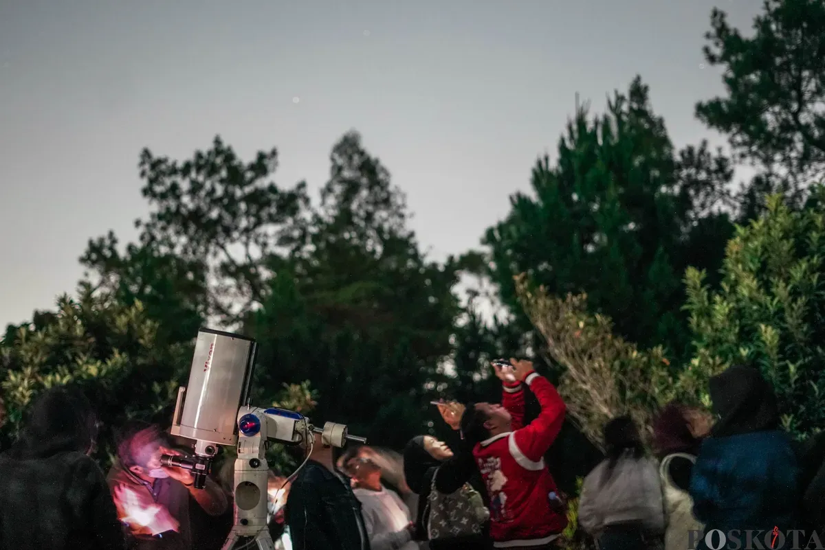 Gerhana bulan total terlihat dari Kompleks Observatorium Bosscha, Lembang, Kabupaten Bandung Barat, Jawa Barat, Senin, 8 September 2025. (Sumber: Poskota/Bilal Nugraha Ginanjar)