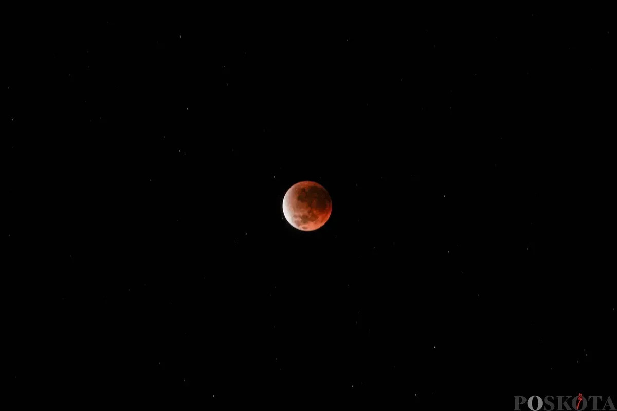 Gerhana bulan total terlihat dari Kompleks Observatorium Bosscha, Lembang, Kabupaten Bandung Barat, Jawa Barat, Senin, 8 September 2025. (Sumber: Poskota/Bilal Nugraha Ginanjar)