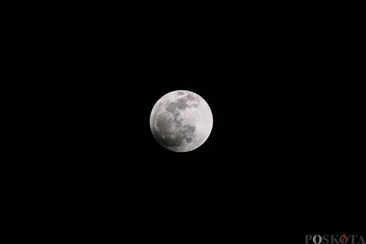 Gerhana bulan total terlihat dari Kompleks Observatorium Bosscha, Lembang, Kabupaten Bandung Barat, Jawa Barat, Senin, 8 September 2025. (Sumber: Poskota/Bilal Nugraha Ginanjar)