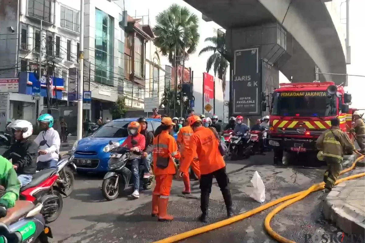 Situasi terkini setelah kebakaran besar terjadi di sekitar Jalan RS Fatmawati Raya Nomor 25, Gandaria Selatan, Cilandak, Jakarta Selatan, Minggu, 7 September 2025. (Sumber: Poskota/Ali Mansur)