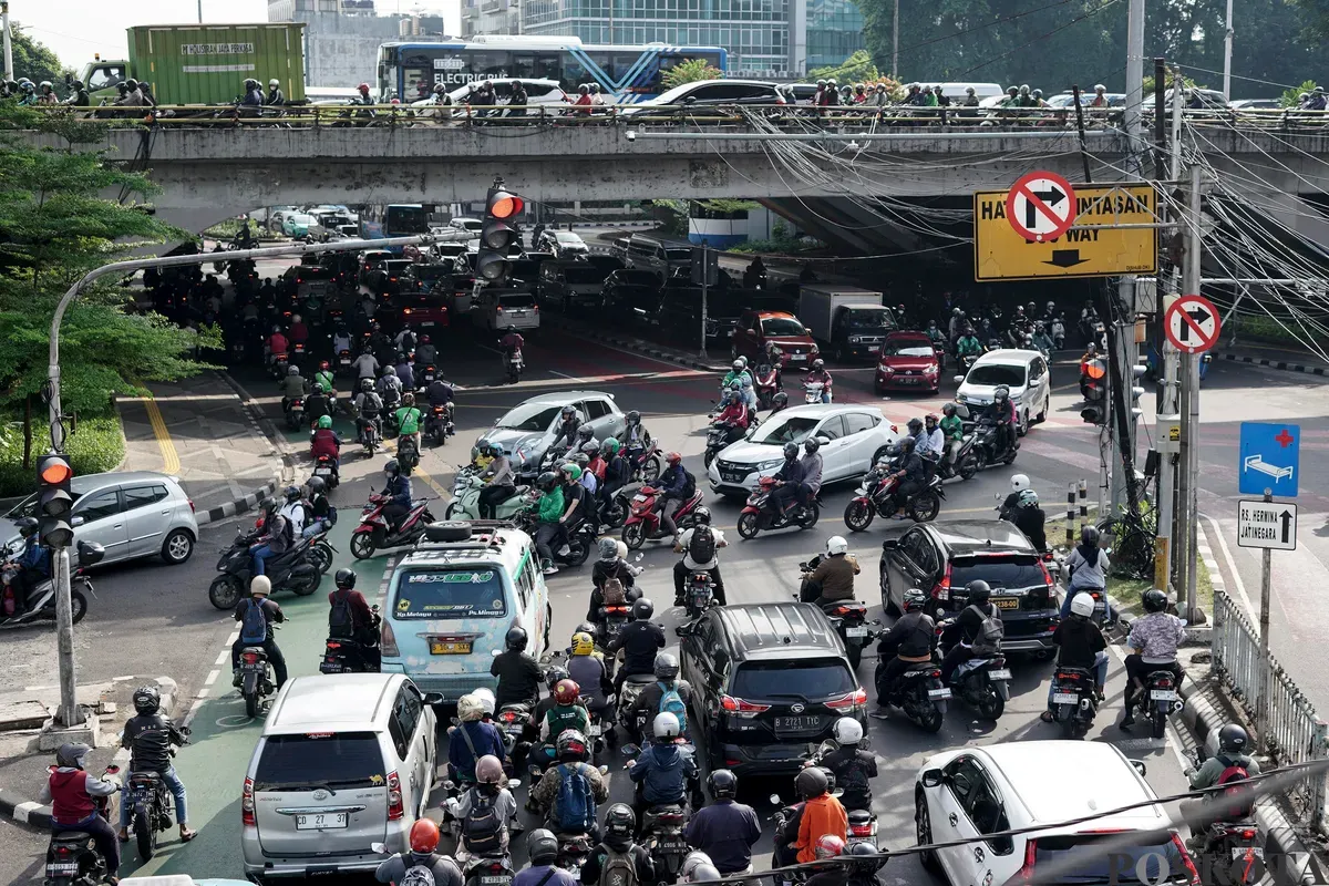 Sejumlah kendaraan terjebak kemacetan di Jalan Gatot Subroto, Jakarta, Senin, 8 September 2025. (Sumber: Poskota/Bilal Nugraha Ginanjar)