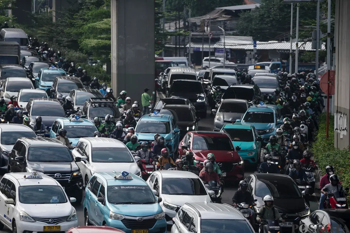 Sejumlah kendaraan terjebak kemacetan di Jalan Gatot Subroto, Jakarta, Senin, 8 September 2025. (Sumber: Poskota/Bilal Nugraha Ginanjar)