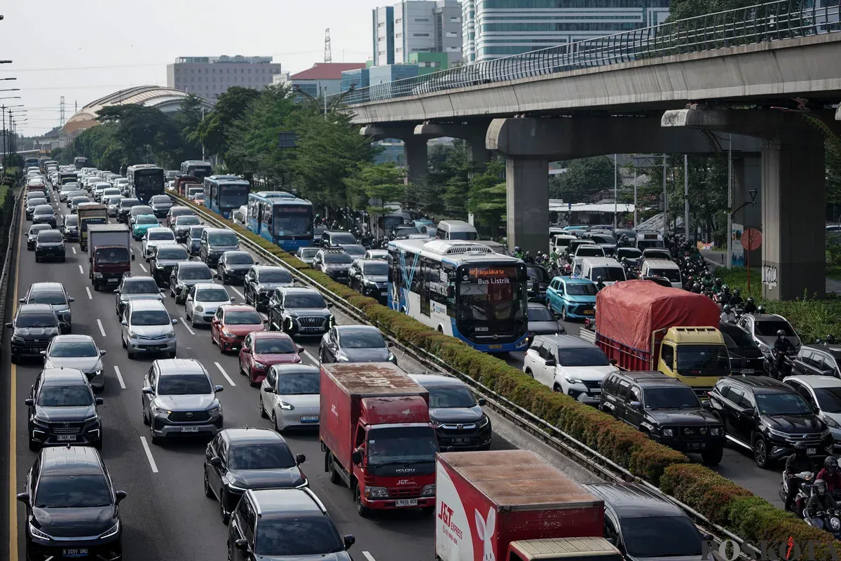 Sejumlah kendaraan terjebak kemacetan di Jalan Gatot Subroto, Jakarta, Senin, 8 September 2025. (Sumber: Poskota/Bilal Nugraha Ginanjar)