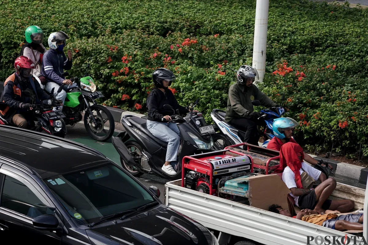 Sejumlah kendaraan terjebak kemacetan di Jalan Gatot Subroto, Jakarta, Senin, 8 September 2025. (Sumber: Poskota/Bilal Nugraha Ginanjar)