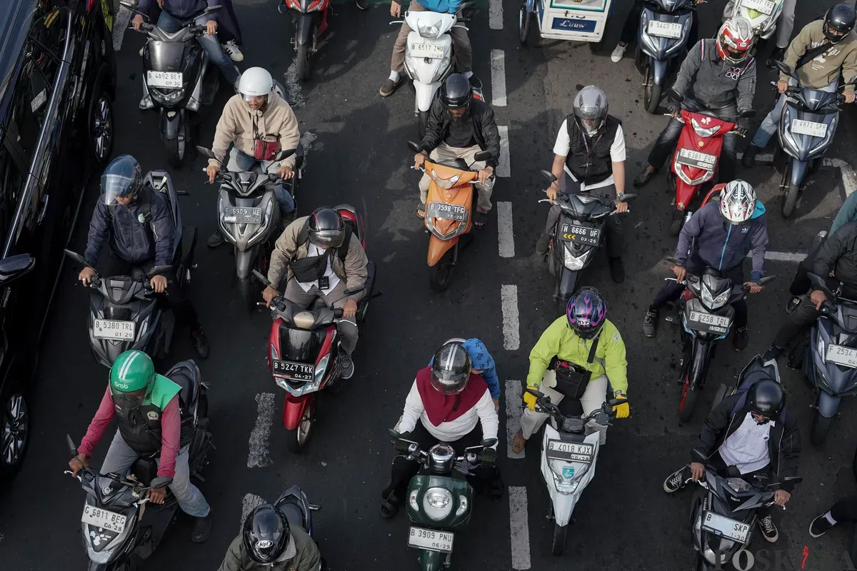 Sejumlah kendaraan terjebak kemacetan di Jalan Gatot Subroto, Jakarta, Senin, 8 September 2025. (Sumber: Poskota/Bilal Nugraha Ginanjar)