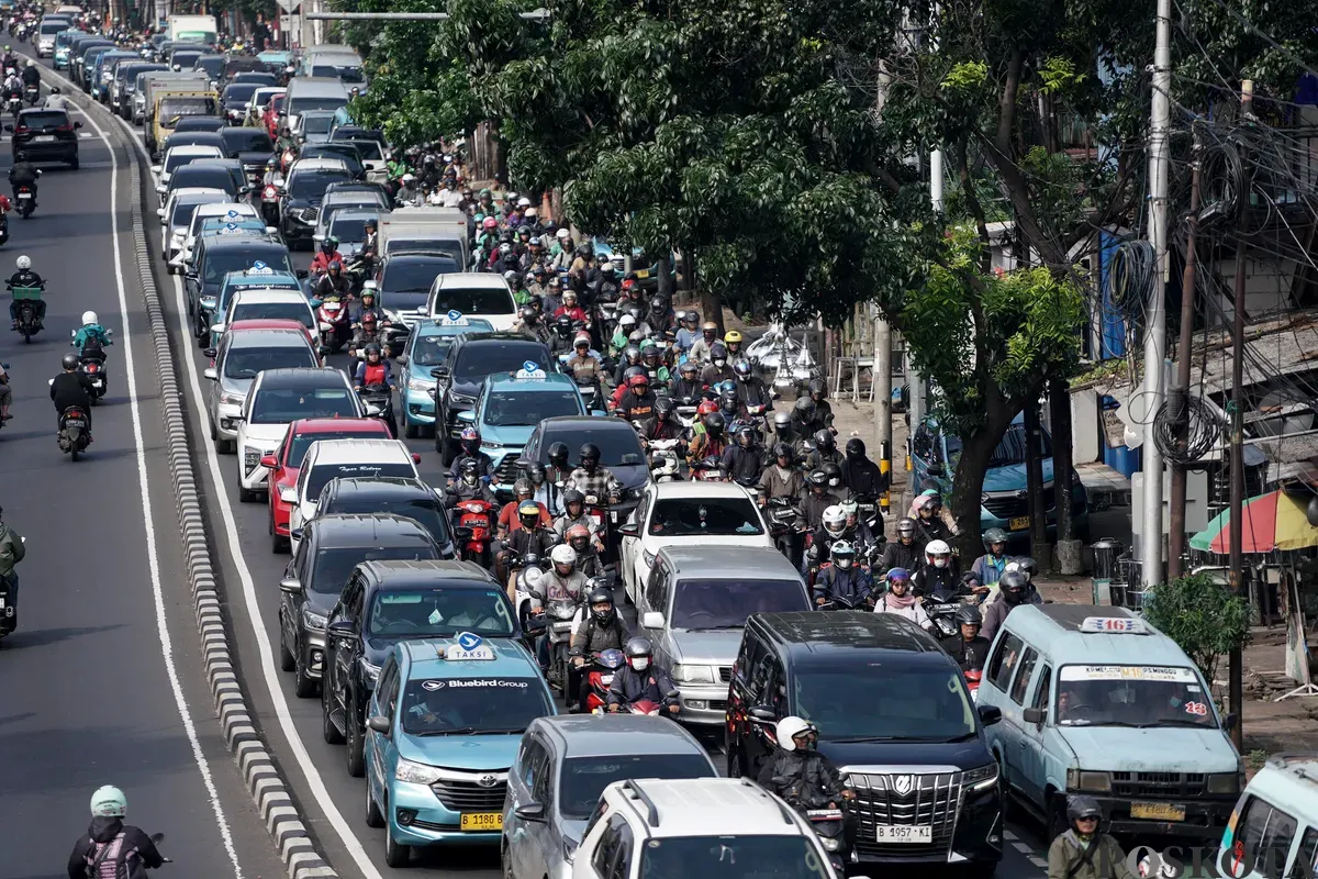 Sejumlah kendaraan terjebak kemacetan di Jalan Gatot Subroto, Jakarta, Senin, 8 September 2025. (Sumber: Poskota/Bilal Nugraha Ginanjar)