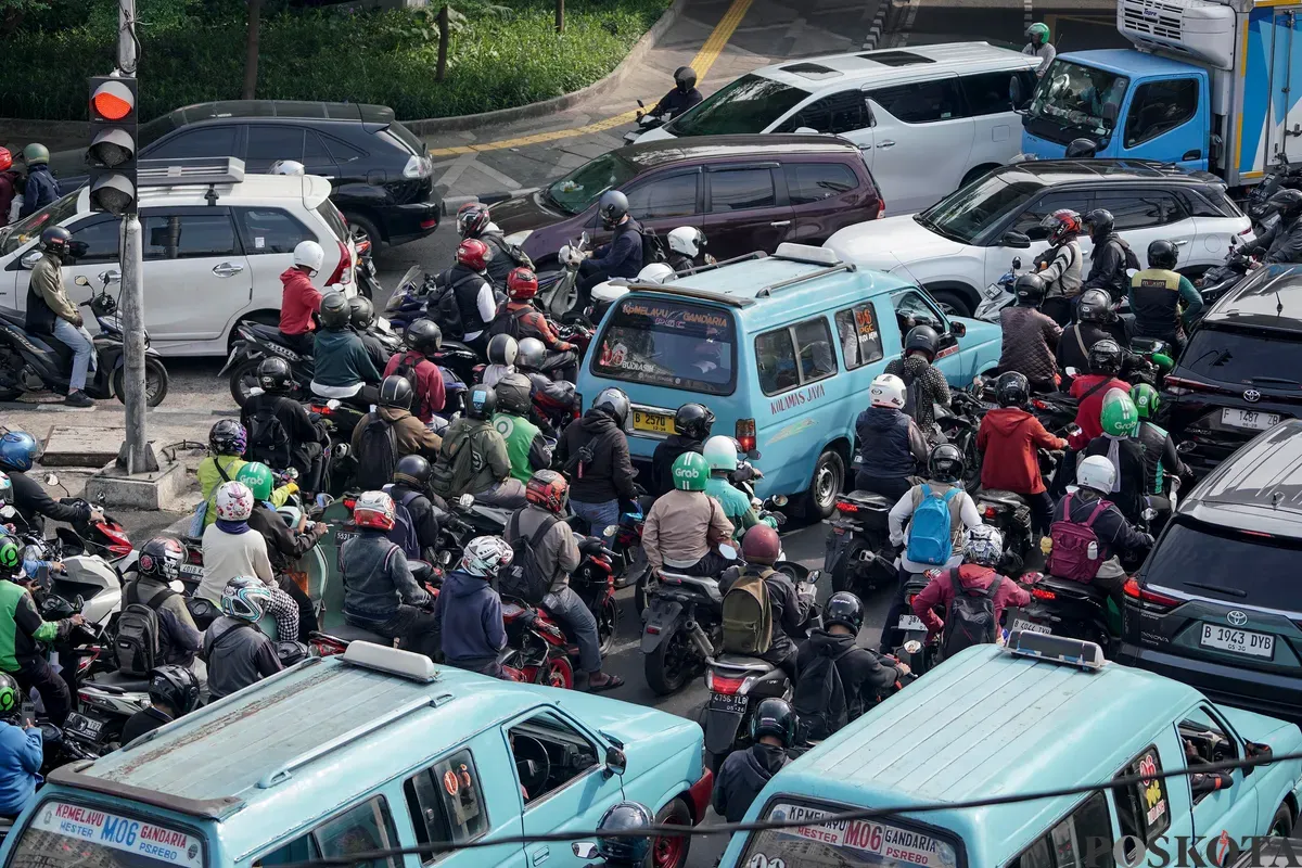 Sejumlah kendaraan terjebak kemacetan di Jalan Gatot Subroto, Jakarta, Senin, 8 September 2025. (Sumber: Poskota/Bilal Nugraha Ginanjar)