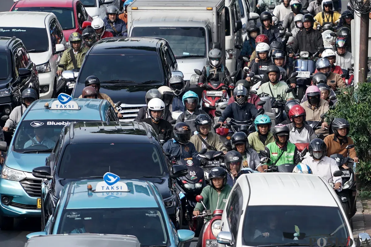 Sejumlah kendaraan terjebak kemacetan di Jalan Gatot Subroto, Jakarta, Senin, 8 September 2025. (Sumber: Poskota/Bilal Nugraha Ginanjar)
