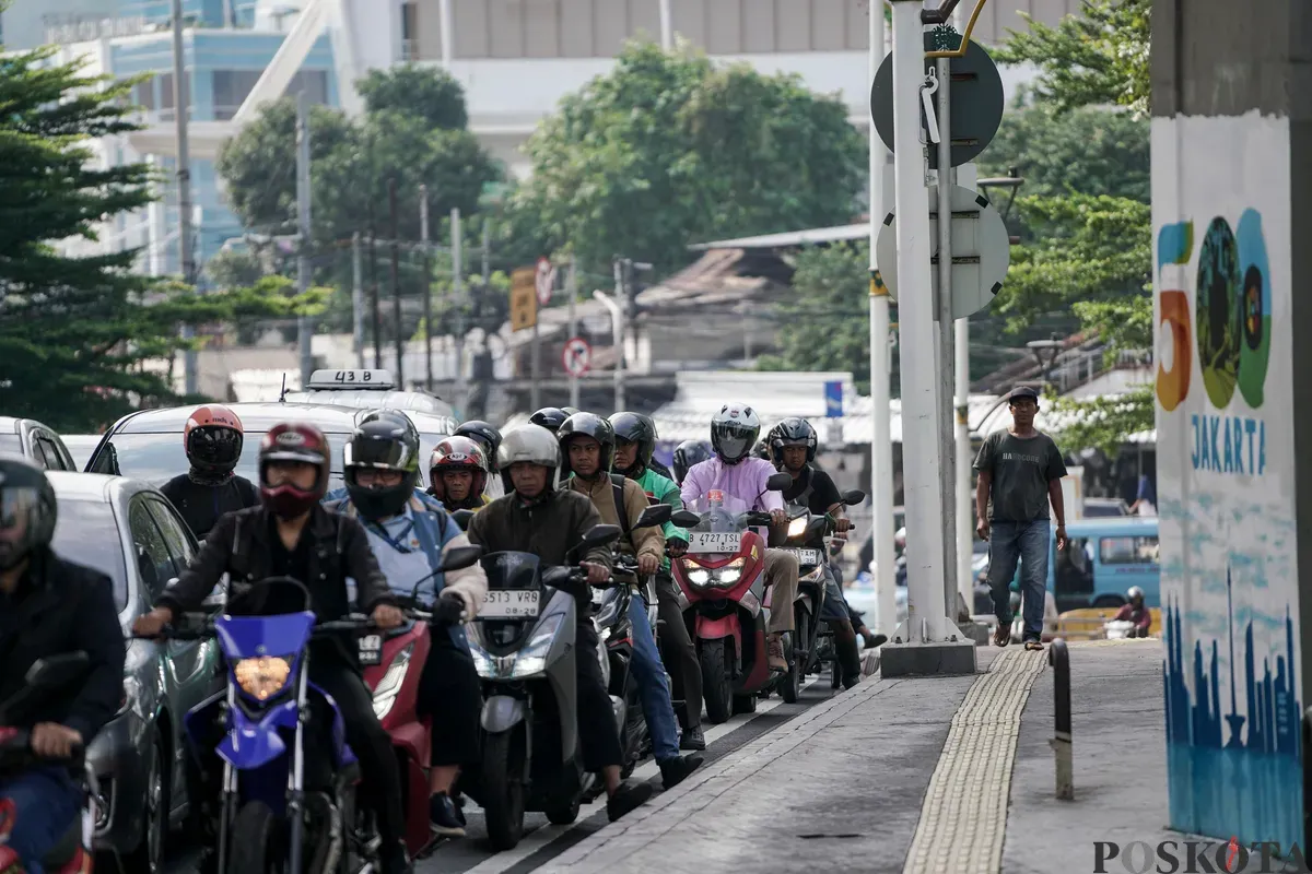 Sejumlah kendaraan terjebak kemacetan di Jalan Gatot Subroto, Jakarta, Senin, 8 September 2025. (Sumber: Poskota/Bilal Nugraha Ginanjar)