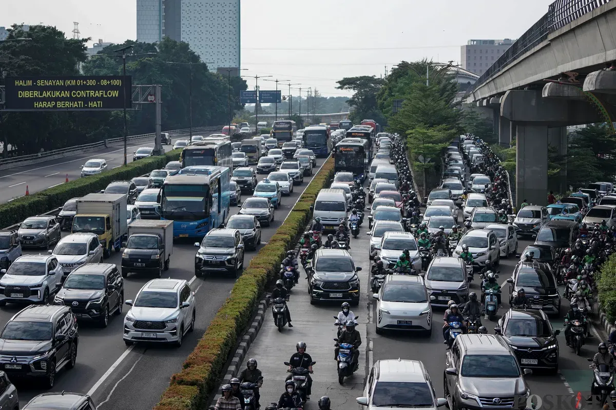 Sejumlah kendaraan terjebak kemacetan di Jalan Gatot Subroto, Jakarta, Senin, 8 September 2025. (Sumber: Poskota/Bilal Nugraha Ginanjar)