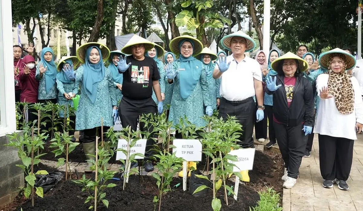 Kegiatan tanam serentak yang dilakukan oleh Pemkot Jakarta Barat. (Sumber: Istimewa)