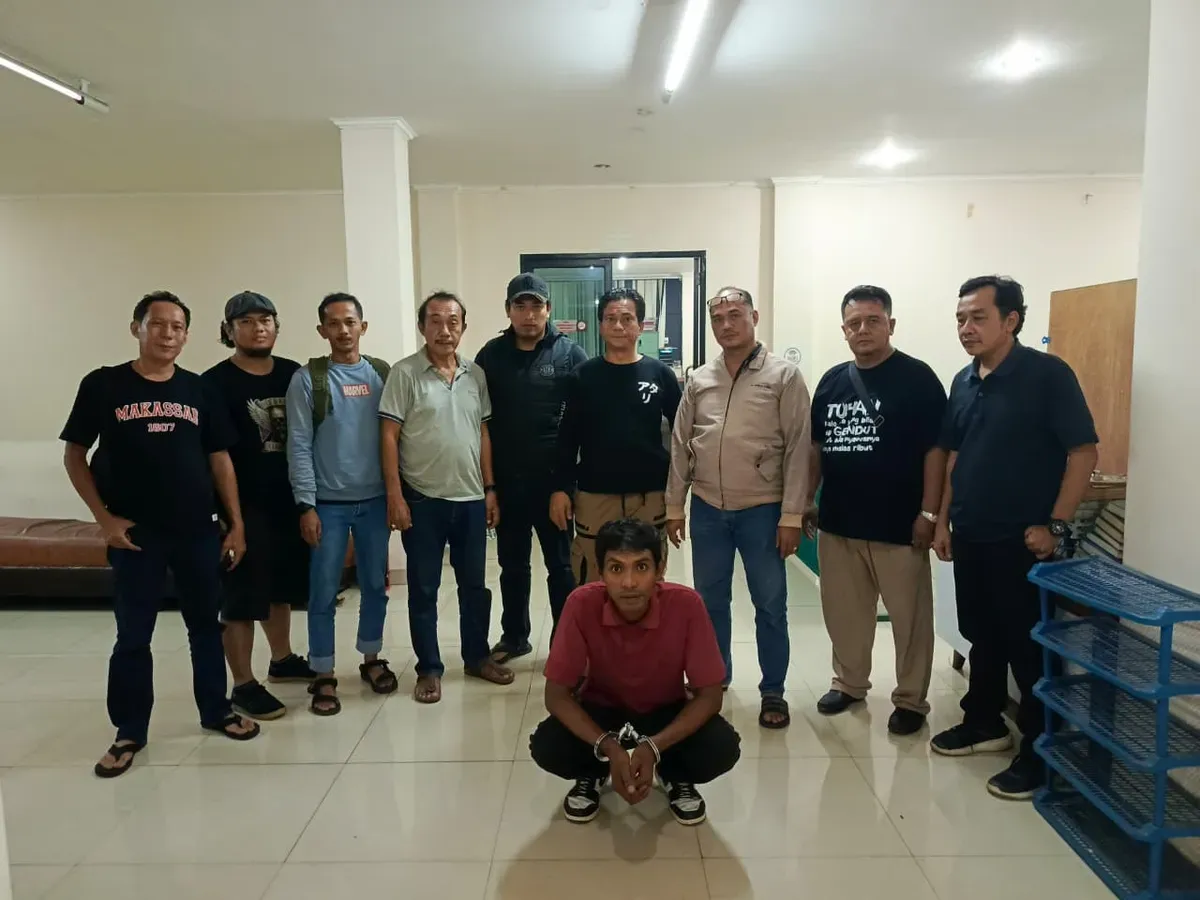Pelaku penganiayaan satpam Perumahan Griya Kencana, Sukmajaya, Depok, yang sempat viral di media sosial diborgol usai ditangkap polisi. (Sumber: Polsek Sukmajaya)