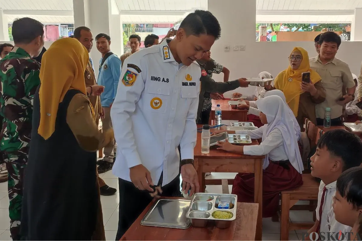 Wakil Bupati Pandeglang, Iing Andri Supriadi saat penyaluran MBG di SDN 2 Pagelaran, Senin, 8 September 2025. (Sumber: Poskota/Samsul Fatoni)