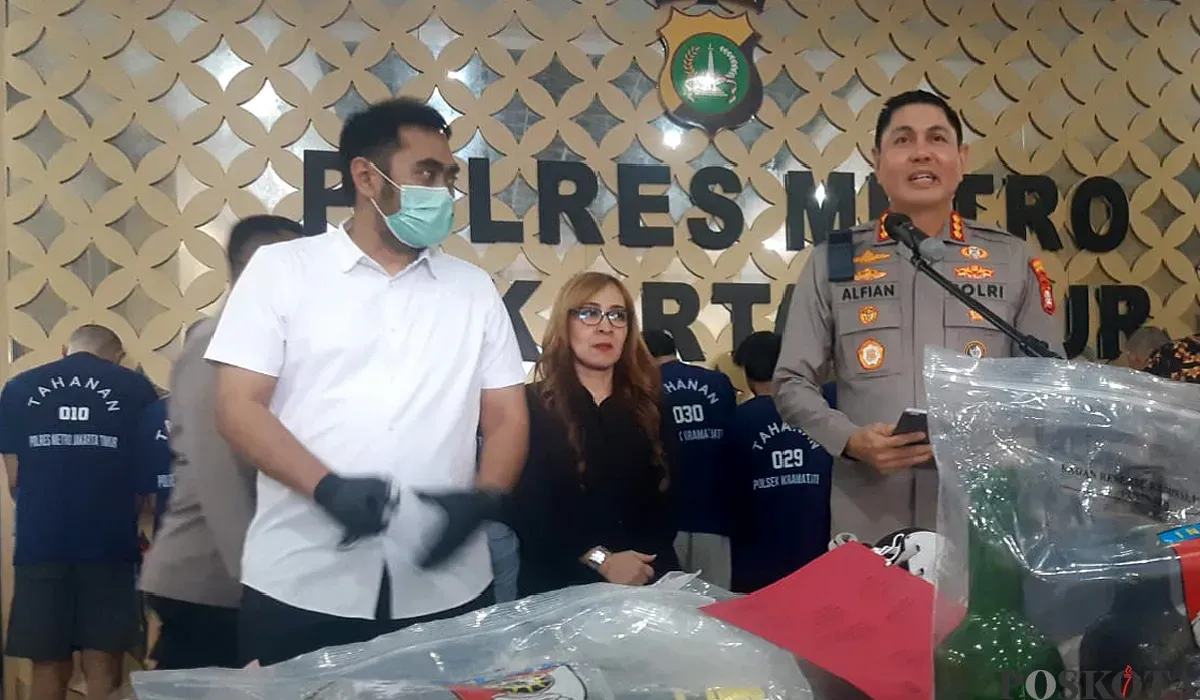 Kapolres Metro Jakarta Timur, Kombes Alfian Nurrizal (kanan) saat konferensi pers di Mapolres Jakarta Timur, Jatinegara, Jakarta Timur, Senin 8 September 2025. (Sumber: POSKOTA | Foto: Ali Mansur)