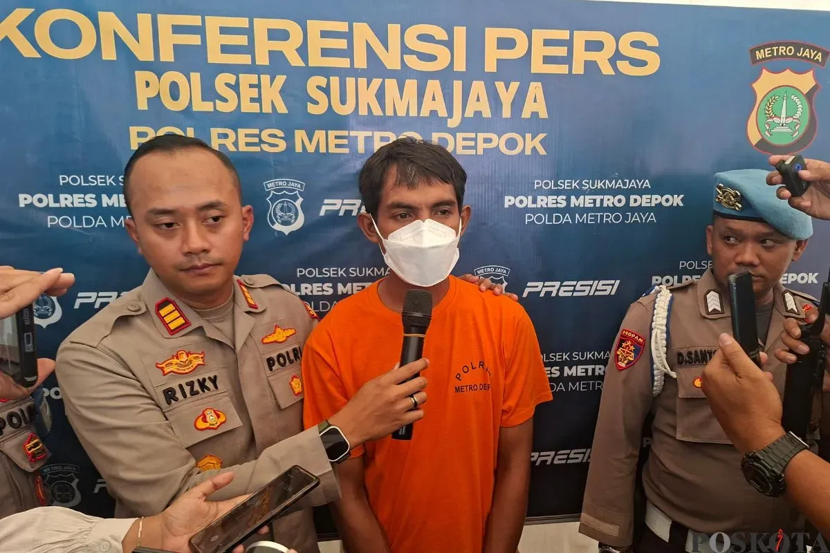 Jukir pelaku penganiayaan sekuriti lansia saat jumpa pers di Mapolsek Sukmajaya, Abadijaya, Kecamatan Sukmajaya, Kota Depok, Jawa Barat, Senin, 8 September 2025. (Sumber: Poskota/Angga Pahlevi)