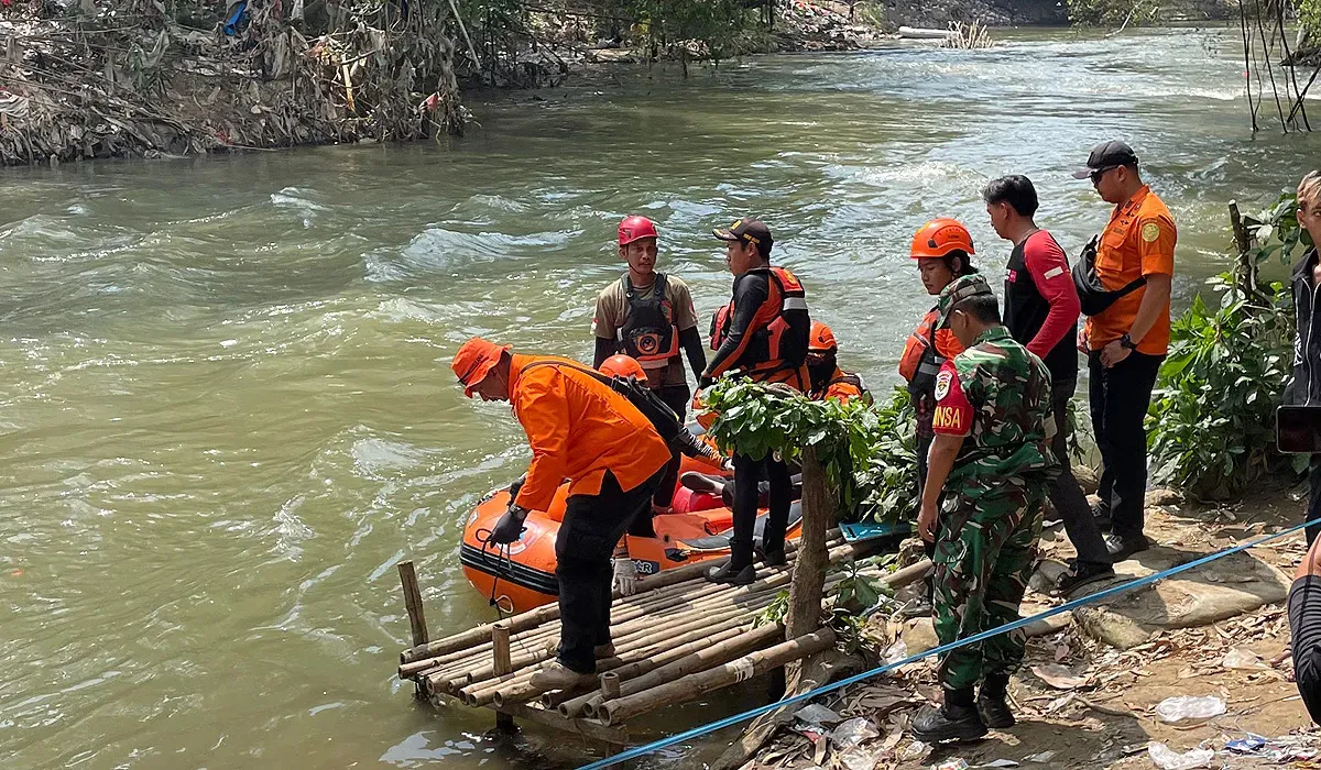 Tim SAR gabungan mengevakuasi jasad pelajar SMP yang tenggelam di Kali Cikarang, Kabupaten Bekasi, Senin, 8 September 2025. (Sumber: Dok SAR Bekasi)