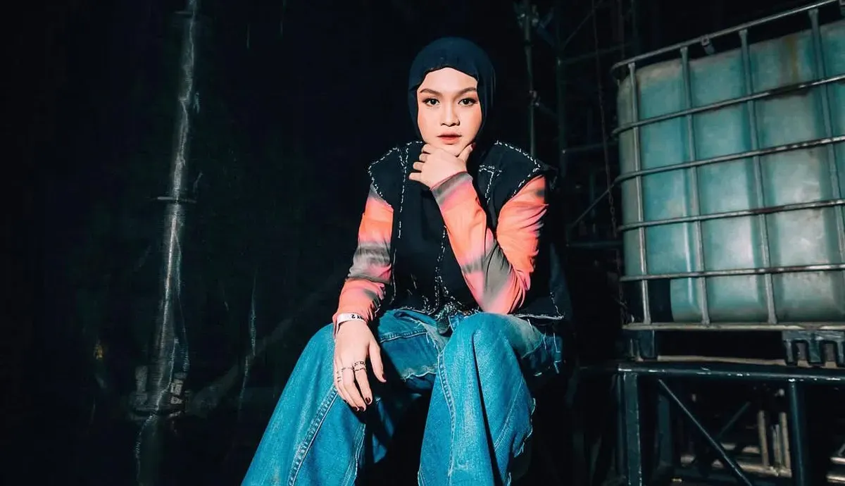Penyanyi jebolan Indonesian Idol, Salma Salsabil mencuri perhatian publik setelah kembali tampil di Pestapora 2025 usai vakum selama lima bulan. (Sumber: Instagram/@salmasalsabil12)