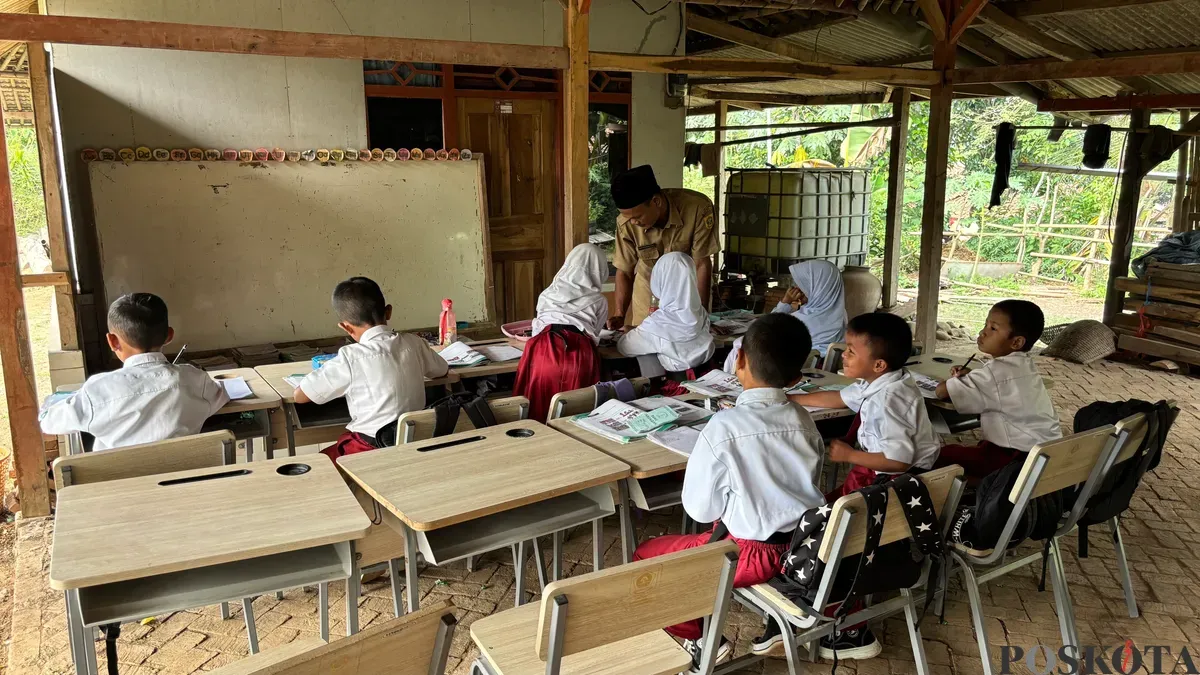 Siswa sekolah SDN Tegal Benteng, Kecamatan Cariu, Kabupaten Bogor, terpaksa belajar di halaman rumah warga karena bangunan kelas sedang diperbaiki akibat rusak parah. (Sumber: Poskota/Giffar Rivana)