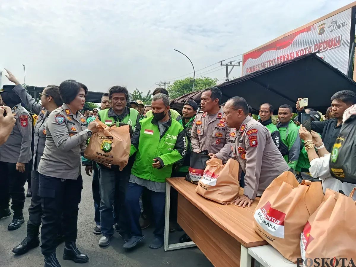 Ratusan pengemudi ojek online mendatangi Polres Metro Bekasi Kota untuk menerima bantuan paket sembako dalam kegiatan bakti sosial pada Senin 8 September 2025. (Sumber: Poskota/Nurpini Aulia Rapika)