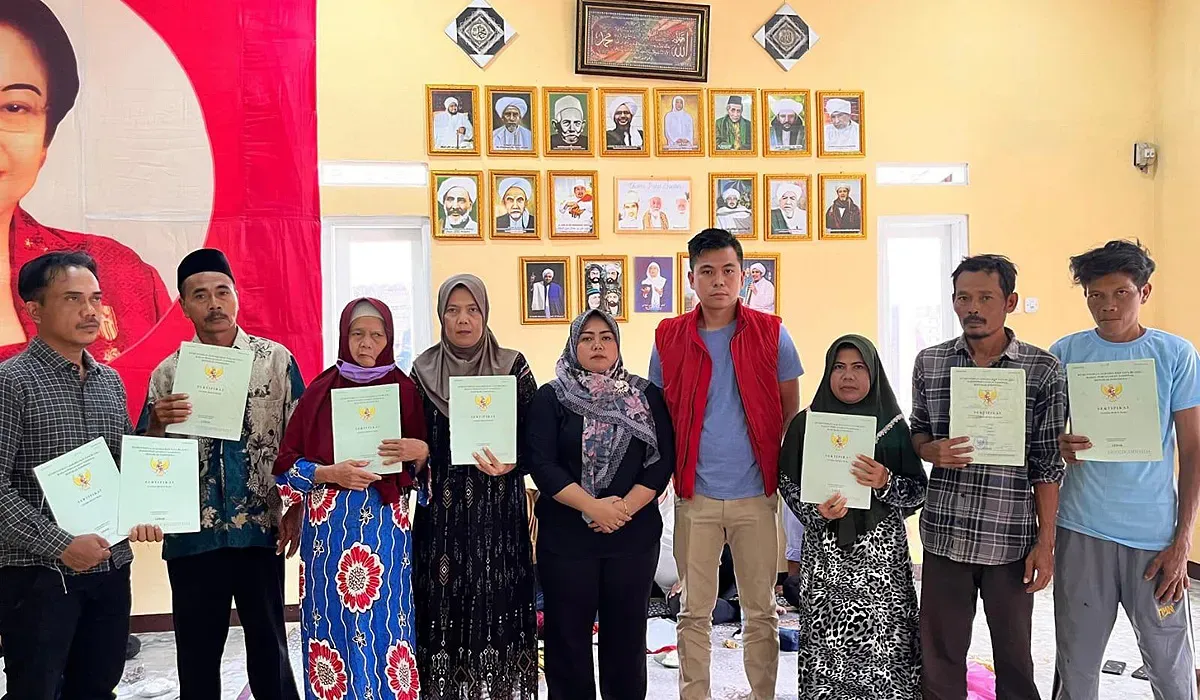 Sejumlah warga Desa Jayasari, Kecamatan Cimarga, Lebak, memperlihatkan sertifikat hak milik atas tanah yang diduga dirusak oleh tambang pasir. (Sumber: Istimewa)