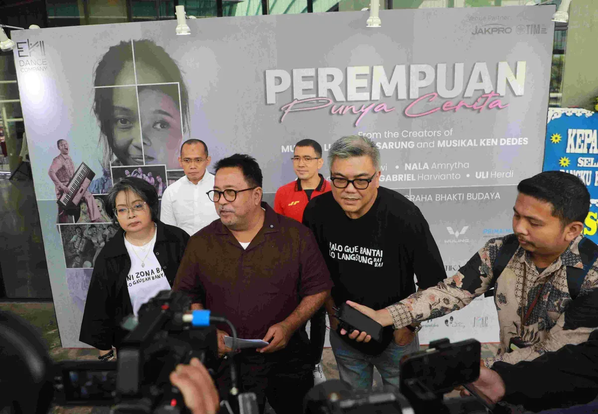 Wagub DKI Jakarta Rano Karno menyampaikan apresiasi usai menyaksikan drama musikal “Perempuan Punya Cerita” karya EKI Dance Company di Taman Ismail Marzuki, Jakarta (7/9). (Sumber: Dok/Pemprov DKI Jakarta)