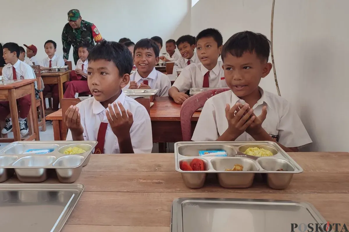 Para siswa SDN 2 Bama, Kecamatan Pagelaran, Kabupaten Pandeglang, berdoa sebelum menyantap MBG, Senin, 8 September 2025. (Sumber: Poskota/Samsul Fatoni)