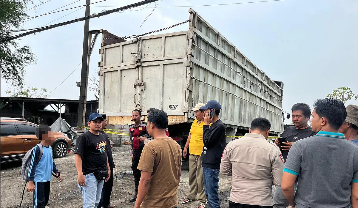 Petugas Satreskrim Polres Serang dan Polsek Cikande mengamankan TKP sopir yang tewas diduga gantung diri dalam bak truk. (Sumber: Dok. Polsek Cikande)