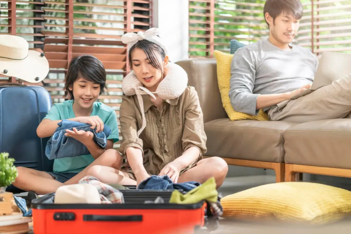 Ilustrasi staycation bersama keluarga. (Sumber: Freepik)