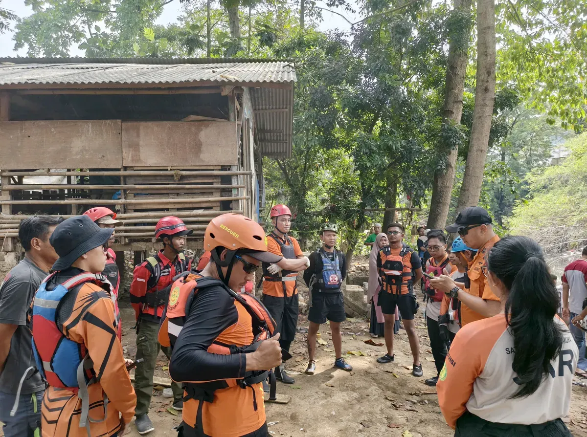 Puluhan tim SAR gabungan dikerahkan untuk mencari pelajar SMP yang dilaporkan tenggelam saat memandikan kambing di Kali Cikarang, Kabupaten Bekasi, Senin 8 September 2025. (Sumber: Istimewa)