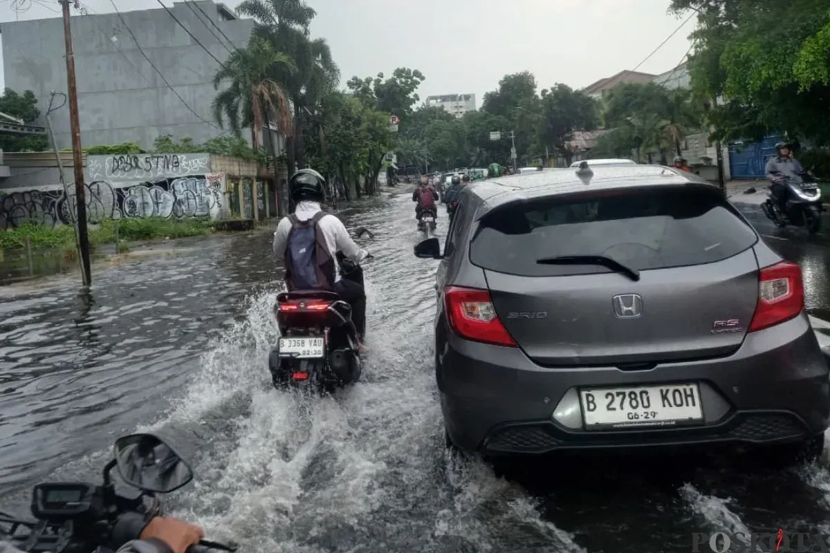 Ruas Jalan Kemanggisan Raya, Kelurahan Palmerah, Kecaematan Kebon Jeruk, Jakarta Barat, tergenang banjir, Selasa, 9 September 2025. (Sumber: Poskota/Pandi Ramedhan)