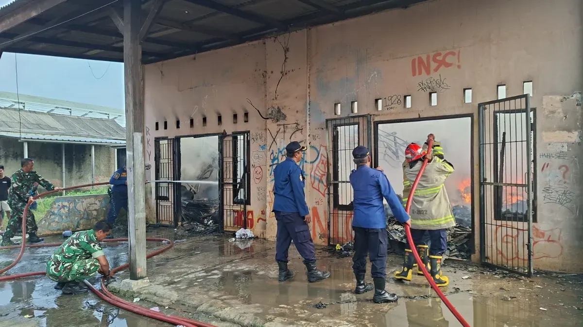 Petugas Disdamkarmat Kabupaten Bekasi Unit Taman Kebalen berjibaku memadamkan api yang melalap gudang perabot rumah tangga di samping Pasar Babelan, Selasa 9 September 2025. (Sumber: Damkar)