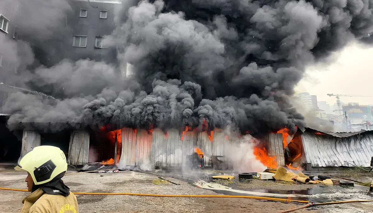 Kebakaran kantor dealer di kawasan Kota Bambu Selatan, Palmerah, Jakarta Barat, pada Selasa, 9 September 2025. (Sumber: Istimewa)