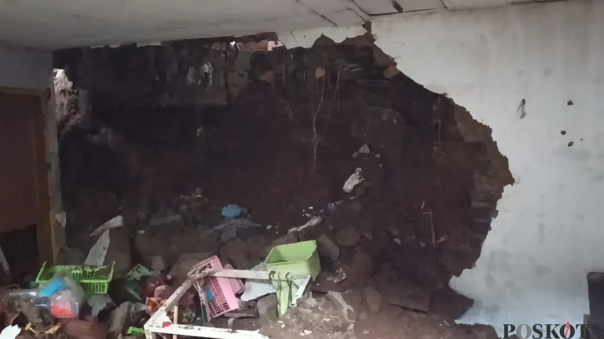 Rumah warga mengalami kerusakan usai tertimpa tanah longsor, di wilayah Jayagiri, Kecamatan Lembang, Selasa, 9 September 2025. (Sumber: POSKOTA | Foto: Gatot Poedji Utomo)