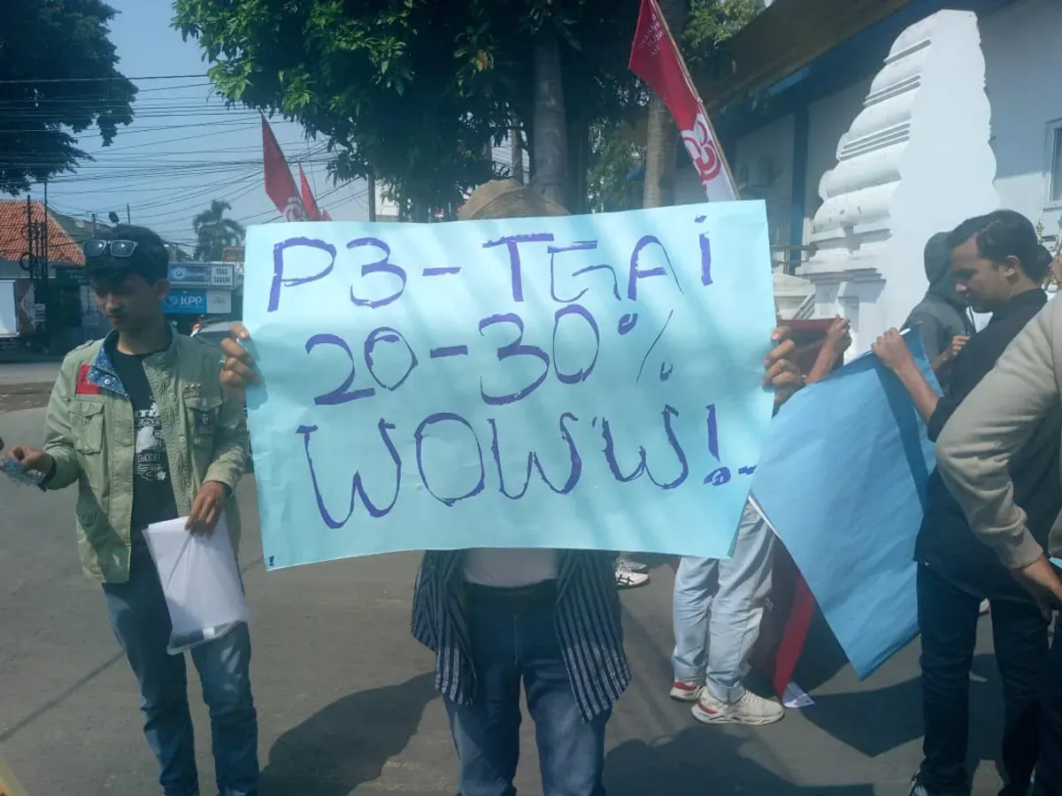 Sejumlah aktivis di Pandeglang saat melakukan aksi demo program P3-TGAI. (Sumber: JPMI)