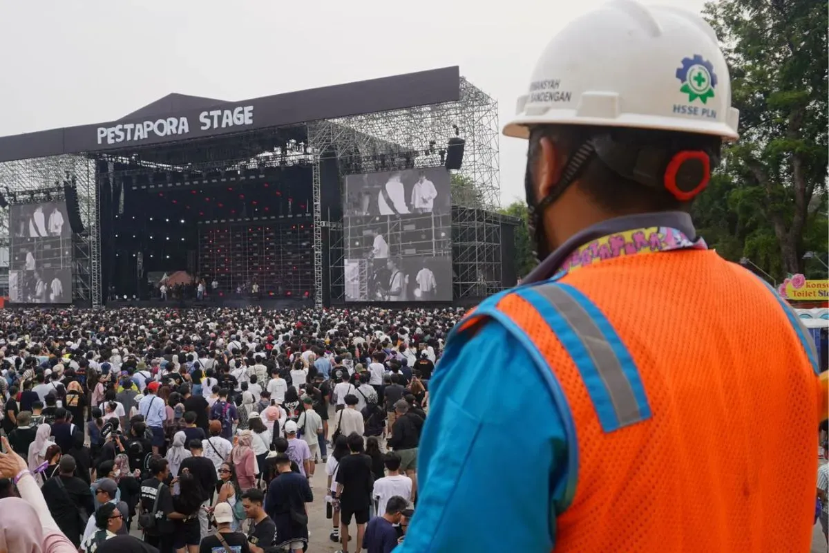 Petugas PLN tengah bersiaga memastikan keandalan suplai listrik di lokasi acara Panggung Megah Pestapora 2025 di JI Expo Kemayoran, Jakarta Pusat. (Sumber: Dok. PLN UID Jakarta Raya)