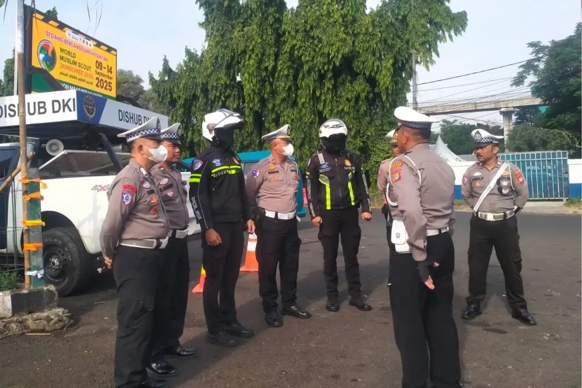 Polisi berjaga di Pintu Gerbang Bumi Perkemahan Cibubur, Kelurahan Harjamukti, Kecamatan Cimanggis, Kota Depok, Selasa, 9 September 2025. (Sumber: Dok. Polsek Cimanggis)