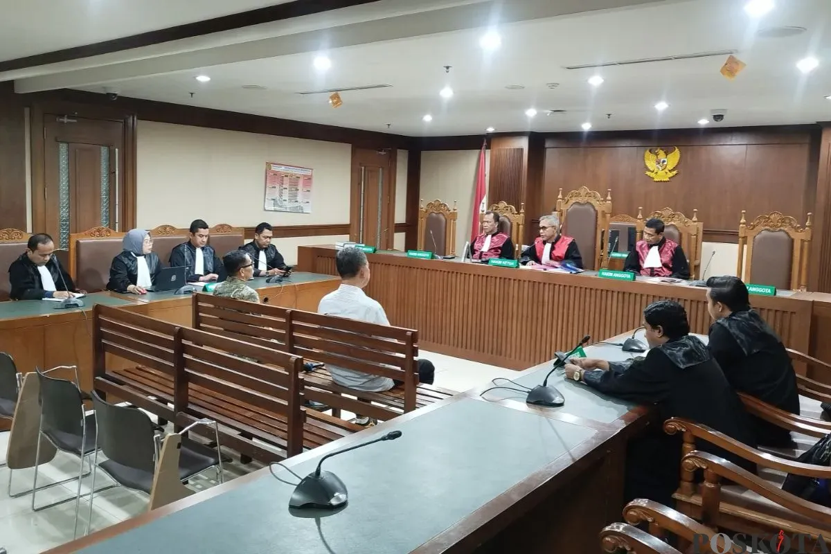 Dua terdakwa kasus dugaan korupsi pengadaan gerobak sedang mendengar putusan dari majelis hakim Pengadilan Tipikor Jakarta Pusat, Gunung Sahari Selatan, Kemayoran, Selasa, 9 September 2025. (Sumber: Poskota/Ramot Sormin)