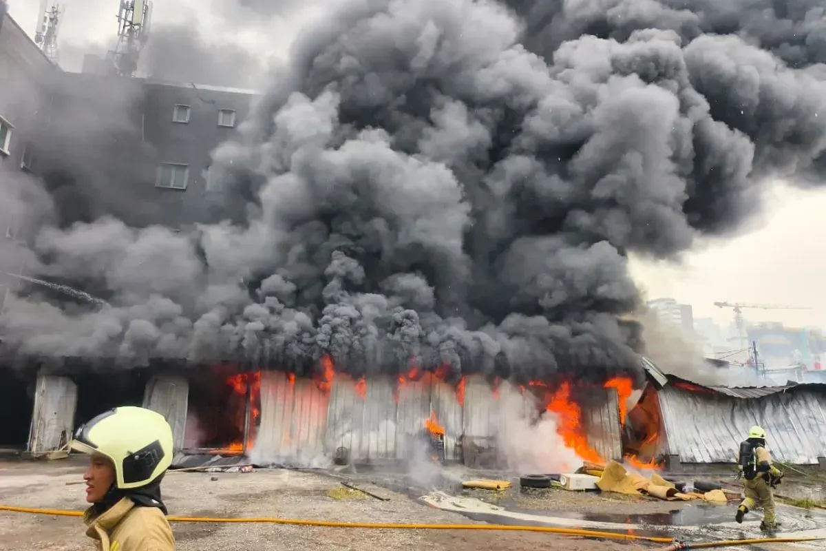 Kebakaran kantor dealer di kawasan Kota Bambu Selatan, Palmerah, Jakarta Barat, Selasa, 9 September 2025. (Sumber: Dok. Istimewa)