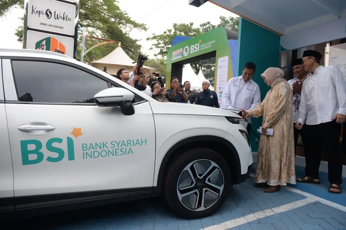 PLN dan BSI melakukan simulasi pengisian daya mobil listrik di SPKLU Masjid Raya Bintaro Jaya. (Sumber: Dok. PLN UID Jakarta Raya)